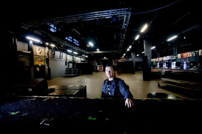 Uudet kokoontumisrajoitukset siirtävät Rytmikorjaamon keikkoja. Rytmikorjaamon Marko Kivelä klubin lavan edustalla vuonna 2019. KUVA: JAAKKO ELENIUS