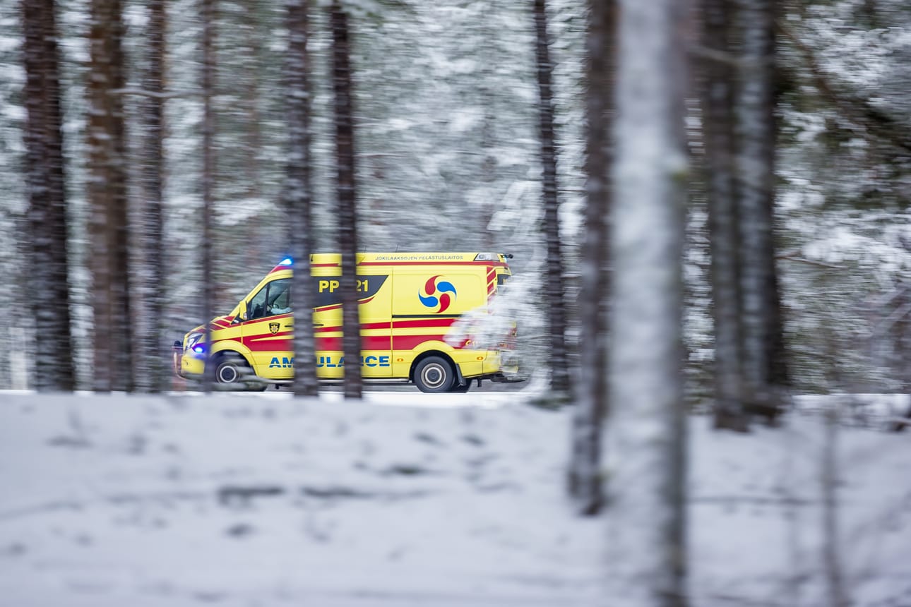 Kaksi henkilöä vietiin kolaripaikalta sairaalaan Revonlahdella. Kuvan ambulanssi ei liity juttuun.