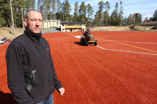 Alavuden Peli-Veikkojen pesäpallojaoston puheenjohtaja ja valmentaja Tero Juurakko esitteli Montun hiekkatekonurmikenttää, joka otettiin käyttöön keväällä 2016. KUVA: REIJO HEIKKILÄ