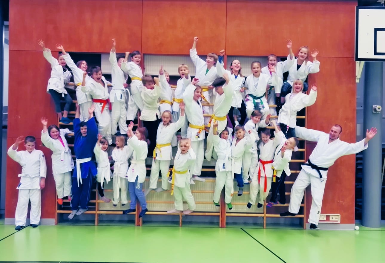 Sekä judokat että painijat pukivat ylleen judogit kamppailuleirille.