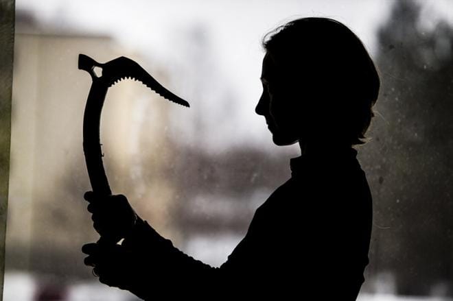 Katriina selvisi kiipeilyturmasta vähin fyysisin vammoin. Onnettomuuden jälkeen paluu kiipeilemään oli kuitenkin vaikeaa. Onnettomuudessa menehtyneen puolison yksityisyyden vuoksi hän esiintyy jutussa pelkällä etunimellään. Kuva: Jussi Leinonen