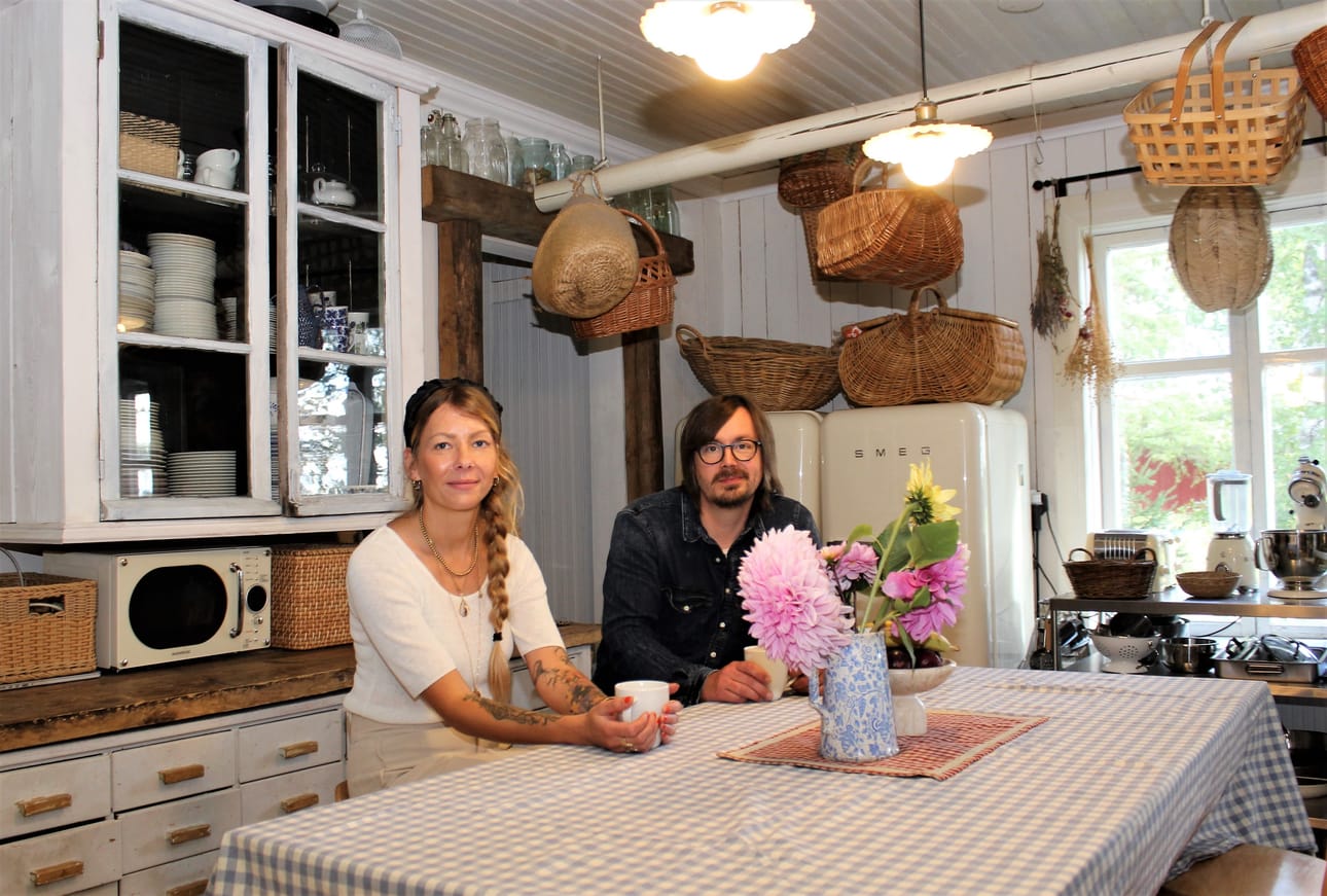 Hanna Akseli ja Tomas Ruotsalainen kotinsa keittiössä. Akseli kertoo jännittäneensä heinäkuista kuvausryhmän saapumista. - He olivat rentoa porukkaa, mutta kuvaus jännitti hirveästi. Luojan kiitos, kyseessä ei ole suora lähetys. Minä luotan leikkaajaan, Akseli vitsailee.