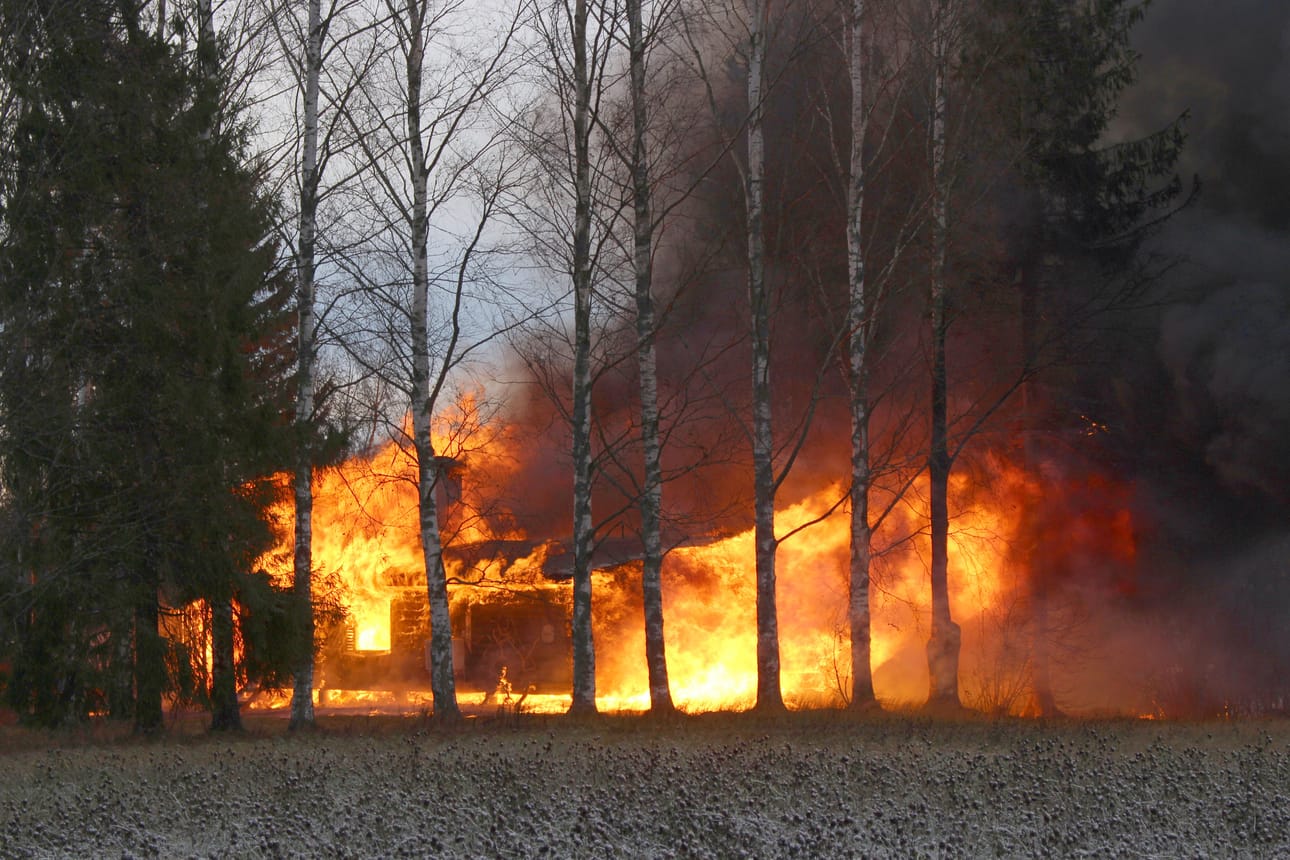 Hätäkeskus sai tiistaina iltapäivällä tiedon Siikajokivarressa, Kerälänkylässä havaitusta tulipalosta. Pelastuslaitoksen yksiköiden saapuessa paikalle pihapiirin rakennuksista osa oli jo tuhoutunut.