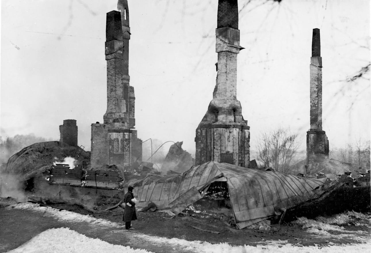 Ainolan lastentarhan aluetta pommitettiin kolmesti 21. tammikuuta 1940. Talon vintti syttyi palamaan ja tuli levisi tuhoten koko rakennuksen. Lastentarhan rakennuksista säilyivät vain leikkimökki ja Alakööki.