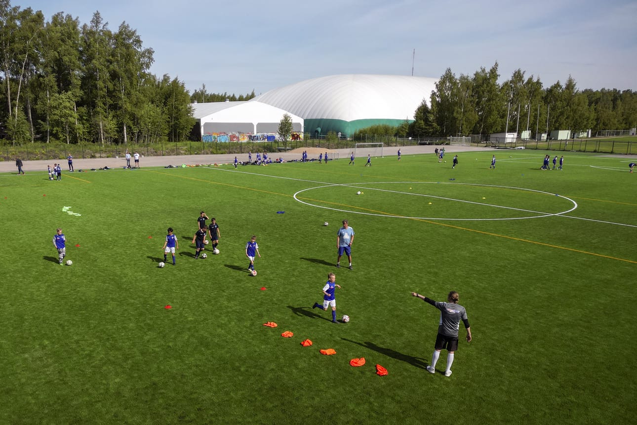 Uusi Kamratvallen on kuvassa etualalla. Takana näkyvät hallit ovat VPS:n junnuhalli (pienempi), ja nyt kaupan kohteena ollut Fennia Arena (suurempi oikealla). Arkistokuva.