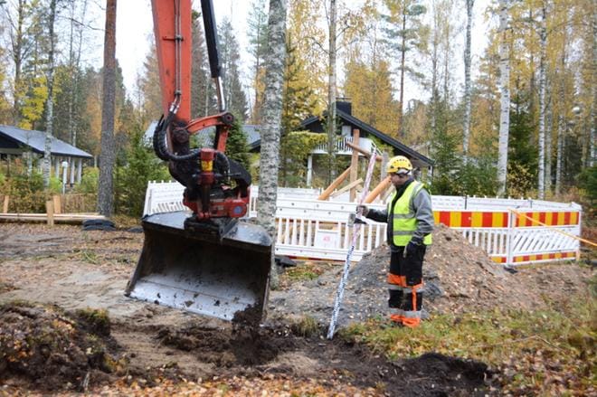 Tervahaudanpuiston vanhat, 1980-luvulta olleet keinut on poistettu ja puistotyöntekijät asentavat parhaillaan uusia leikkivälineitä. Ennen uuden keinun asennusta putoamisalueelta kuorittiin pintamaata, jotta alustasta voidaan tehdä kaikkien turvallisuusmääräysten mukainen. KUVA: ELLA NURMI