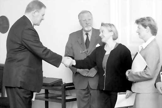 Pääministeri Paavo Lipponen otti vastaan valtioneuvostolakitoimikunnan mietinnön.