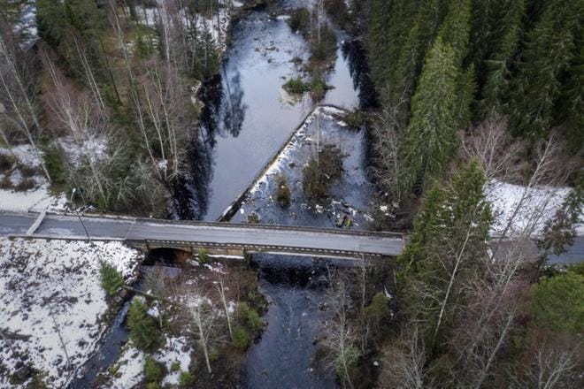 Valtakunnallisesti merkittävällä Törnävän alueella sijaitseva Björkenheimin silta on rapistunut. Uusi silta maksaa ainakin kolme miljoonaan euroa, vanhan korjaaminen myös kosolti. KUVA: KARI LÖFHJELM