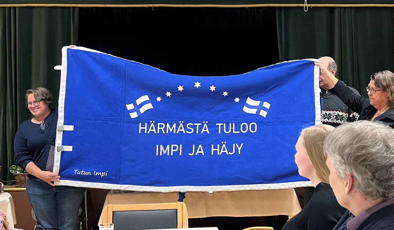 Antti Ala-Rantala luotsasi Tutun Impin Kuninkuusravien osakilpailuvoittoon viime kesänä. Tamma sai Härmän Ravirata Oy:ltä loimen, jonka teksti muistuttaa, mistä voimakaksikko on kotoisin.