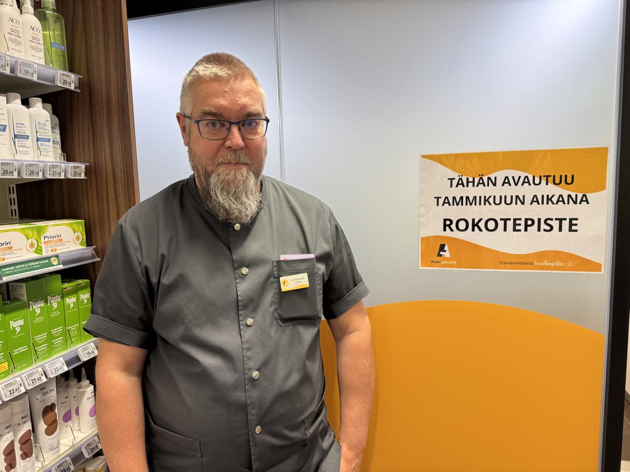 Apteekkari Petri Mäenkoski laajensi Oulaisten apteekin palveluja. Rokotuksia apteekissa on annettu maanantaista lähtien. Tällä viikolla apteekissa aloitetaan myös korvien tarkastukset ja huuhtelut. – Muitakin suunnitelmia on, mutta niistä myöhemmin, Mäenkoski vihjaa.