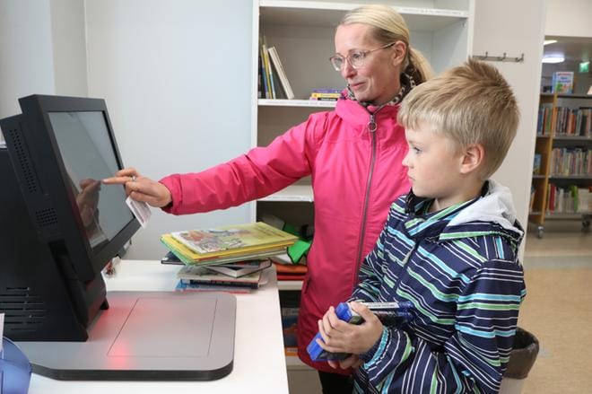 Sonja ja Valtteri Peltokangas käyvät Vimpelin kirjastossa useita kertoja kuukaudessa. He eivät ole huomanneet sisäilmassa mitään erityistä. KUVA: SAILA COLLANDER