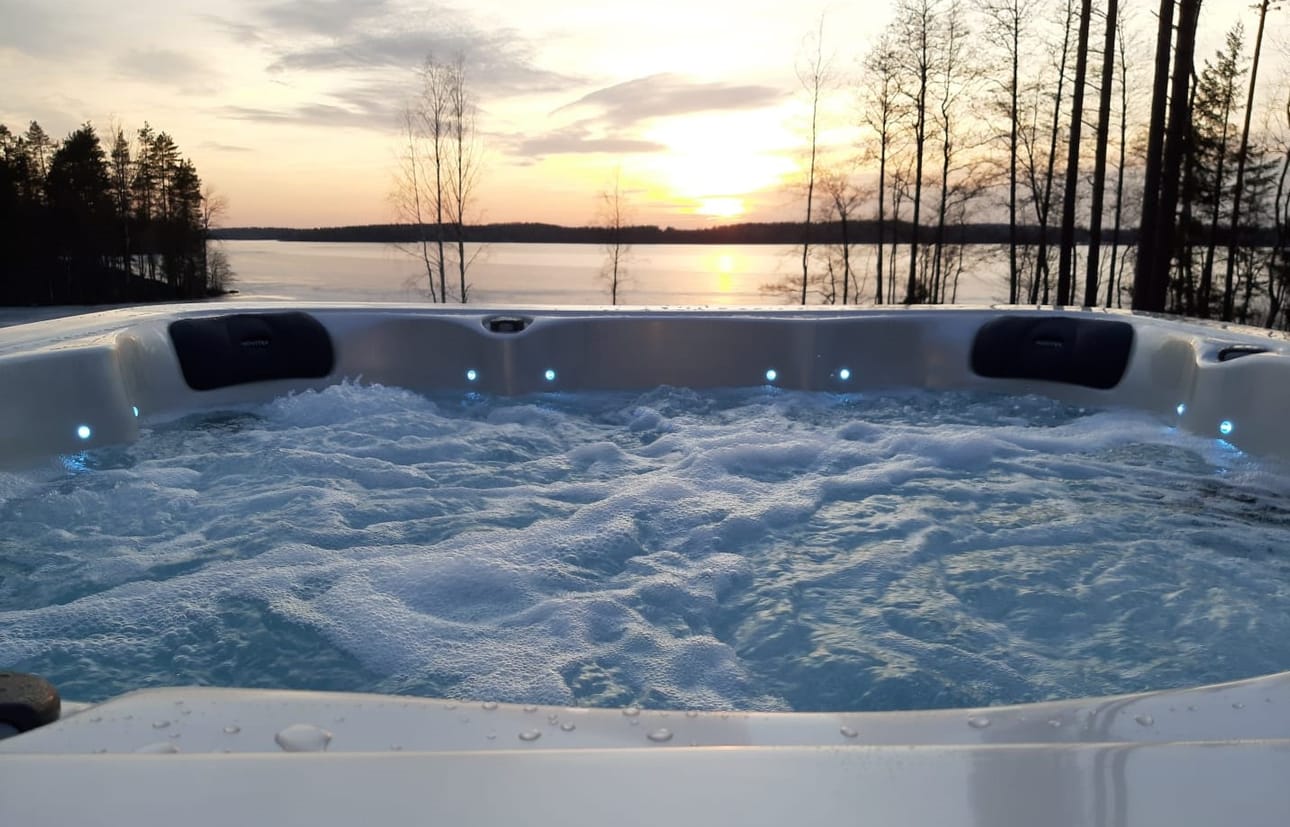 Ulkoporealtaat on tarkoitettu ympärivuotiseen käyttöön, joten niissä suositellaan pitämään vettä myös talvikausina.