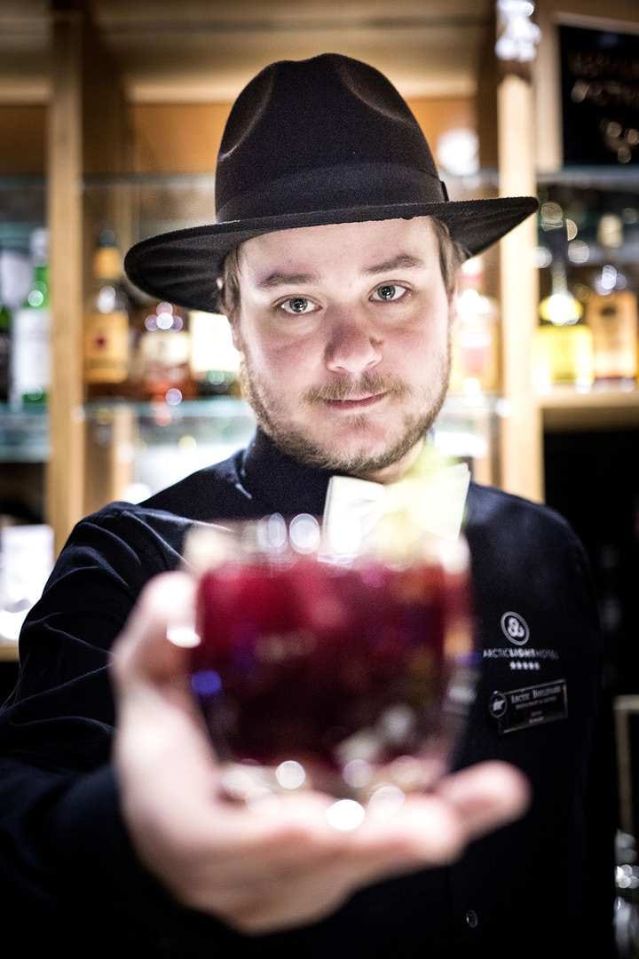 Marjoja juomiin. "Mustikka, karpalo ja puolukka sopivat melkein mihin vain", kertoo Jarno Kallio. Hän käyttää aulabaarin drinkeissä usein marjoja.