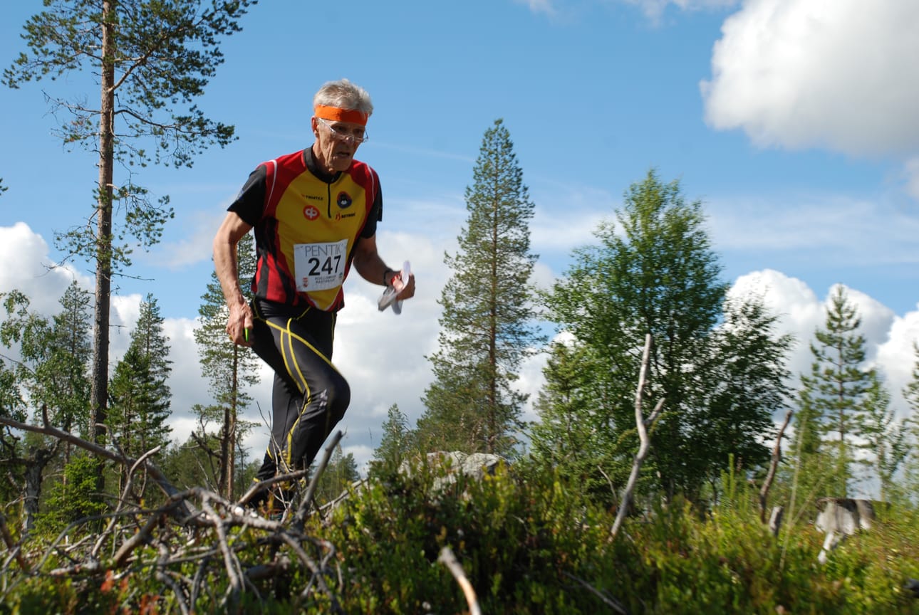 Suunnistajat rehkivät tulevana viikonloppuna Taivalkosken Repoharjun ja Syötteen maastoissa. Arkistokuva Koillismaan rastipäiviltä vuodelta 2017.