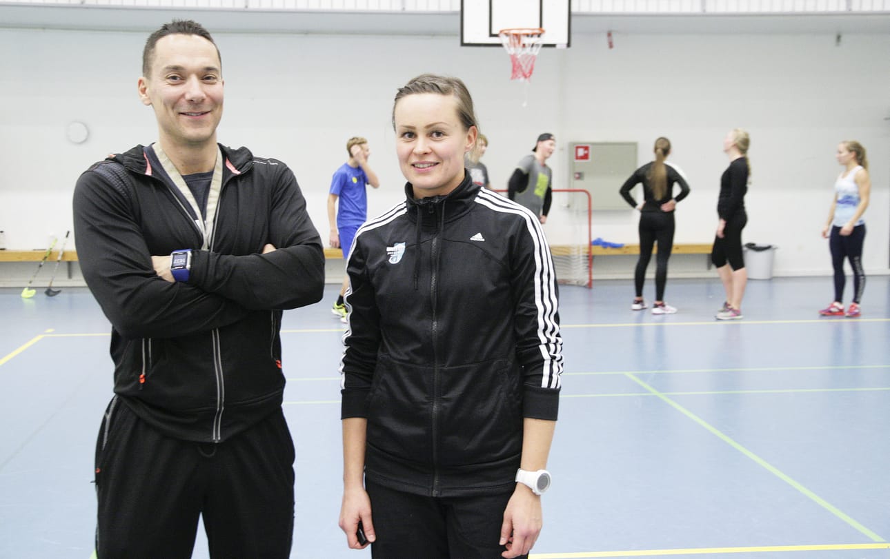 Ari Roppola ja Anu Pulkkinen ohjaavat nuoria urheilijoita liikunta-Akatemiassa.