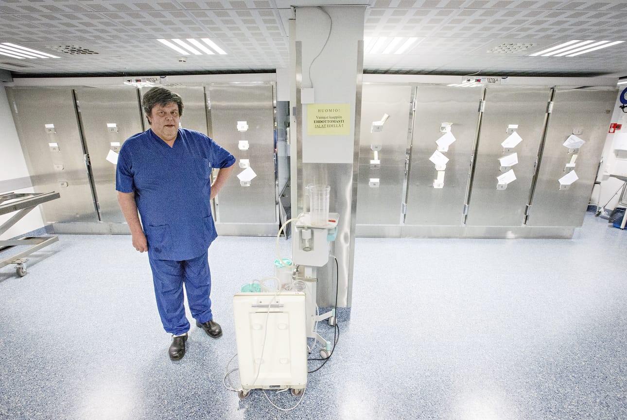 Oulun kaupunginsairaala joutuu turvautumaan aina uudestaan patologian osaston kylmätiloihin, vahvistaa lääkintävahtimestari Raimo Elovaara OYSistä.