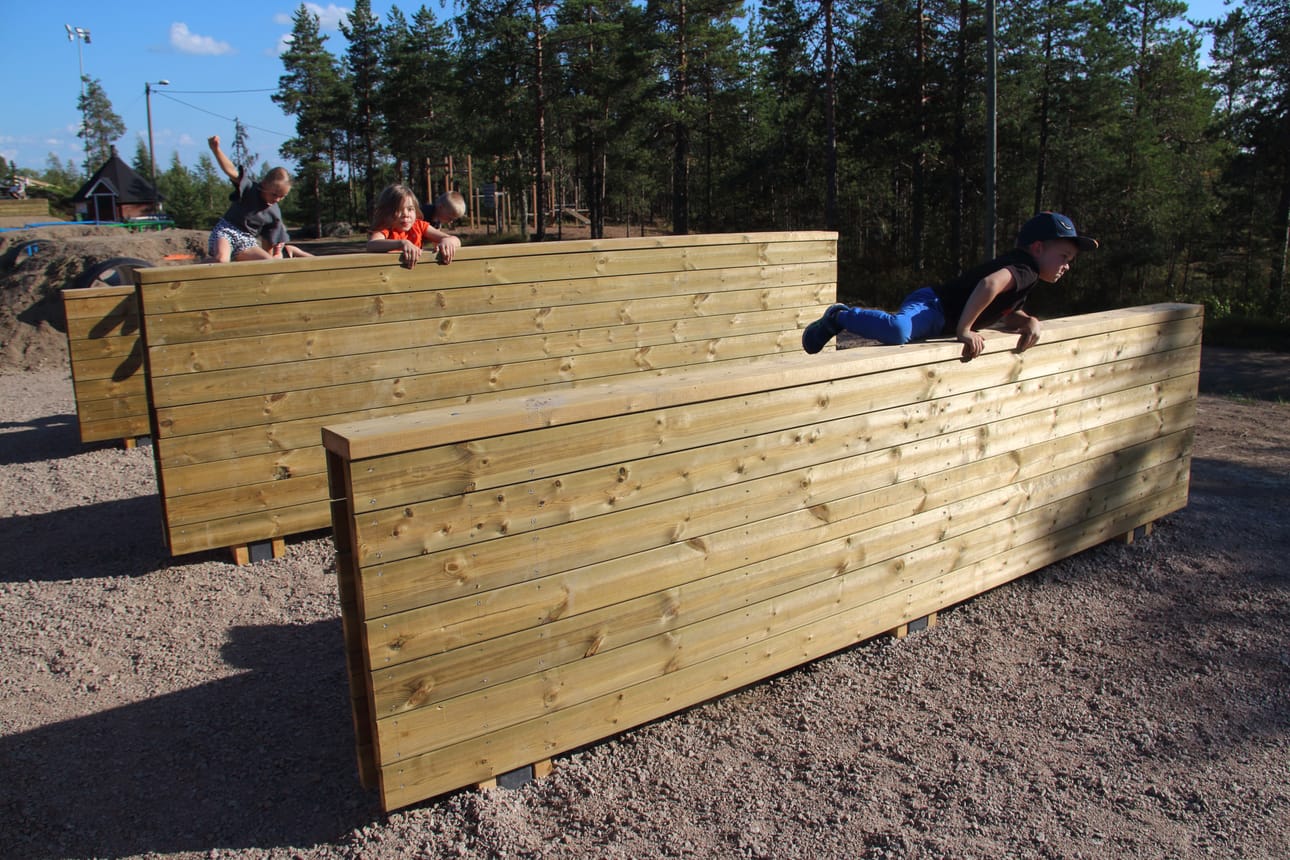 Esteissä on käytetty muun muassa puuta ja metallia.