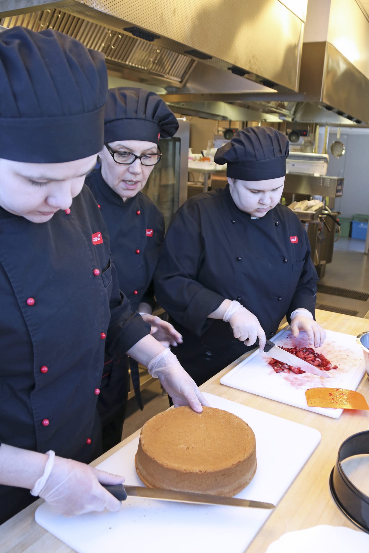 Ryhmänohjaaja Tarja Anttila ohjasi toisen vuoden kokkiopiskelijoita Laura Männistöä (vasemmalla) ja Henna Palosaarta Luovin keittiöllä. Oman koulun keittiön lisäksi opiskelijat pääsevät harjaannuttamaan taitojaan muun muassa Halpa-Hallin, liikenneravintoloiden, muiden koulujen ja vanhustentalon keittiöissä.