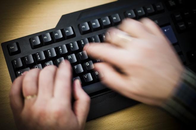 Uudessa laissa tietoliikennetiedustelua saisi tehdä Suomen rajat ylittävistä tietoliikennekaapeleista eli ulkomailta. Tietoliikennevirrasta etsittäisiin automatisoidusti tietoa tietyillä hakutekijöillä. Viranomaiset voisivat tarvittaessa lukea yksittäisiä sähköposteja. KUVA: Jussi Leinonen / Arkisto