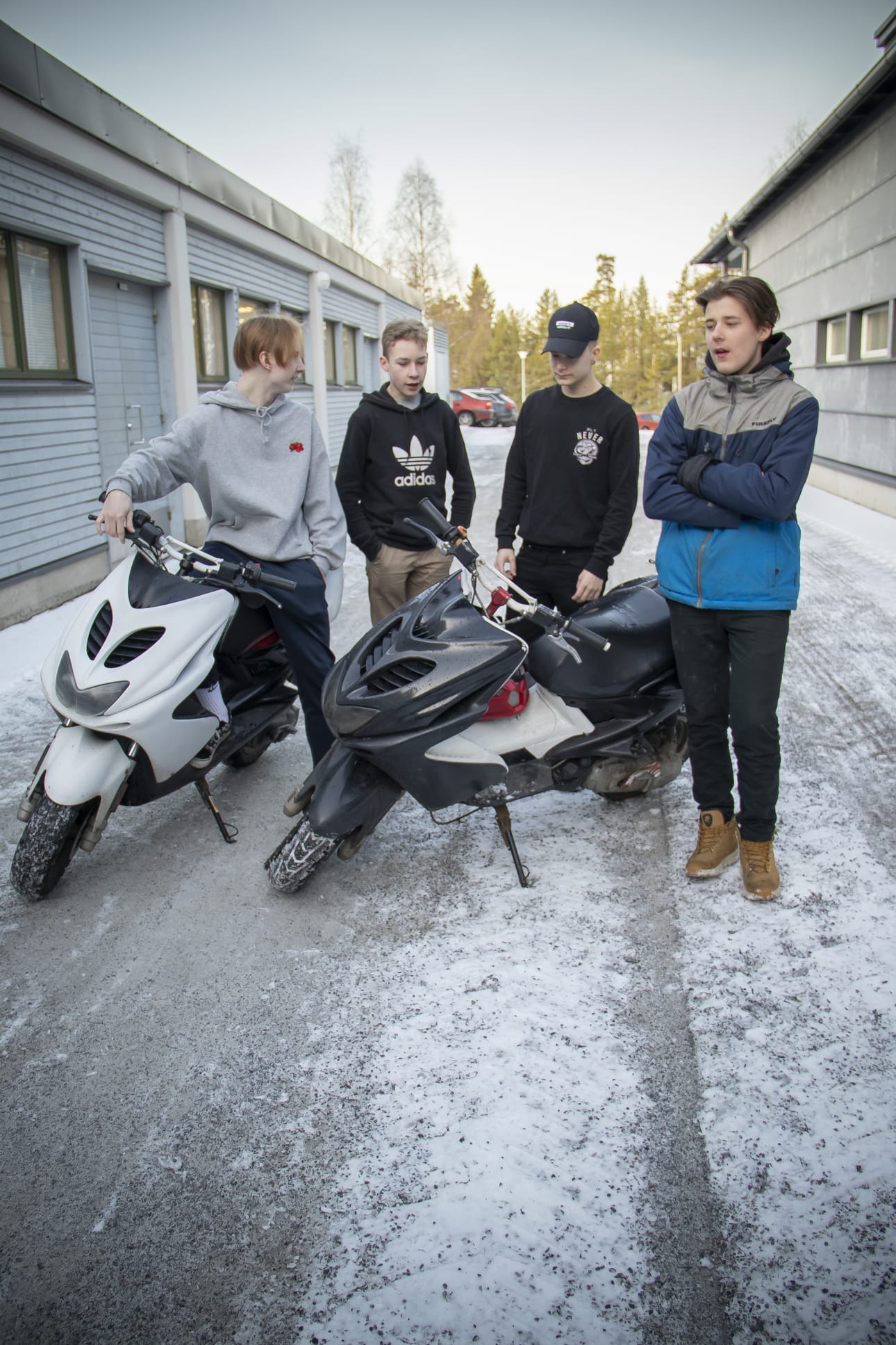 Kempeleen yhtenäiskoulun yhdeksäsluokkalaiset Toni Paasimaa, Konsta Heikkinen, Eetu Kemppainen ja Pauli Vaarala mopoilevat paljon. Nytkin Toni ja Pauli olivat tulleet kouluun skoottereilla. Konstalta löytyy Yamahan enduropyörä ja Eetulta Keewayn skootteri.