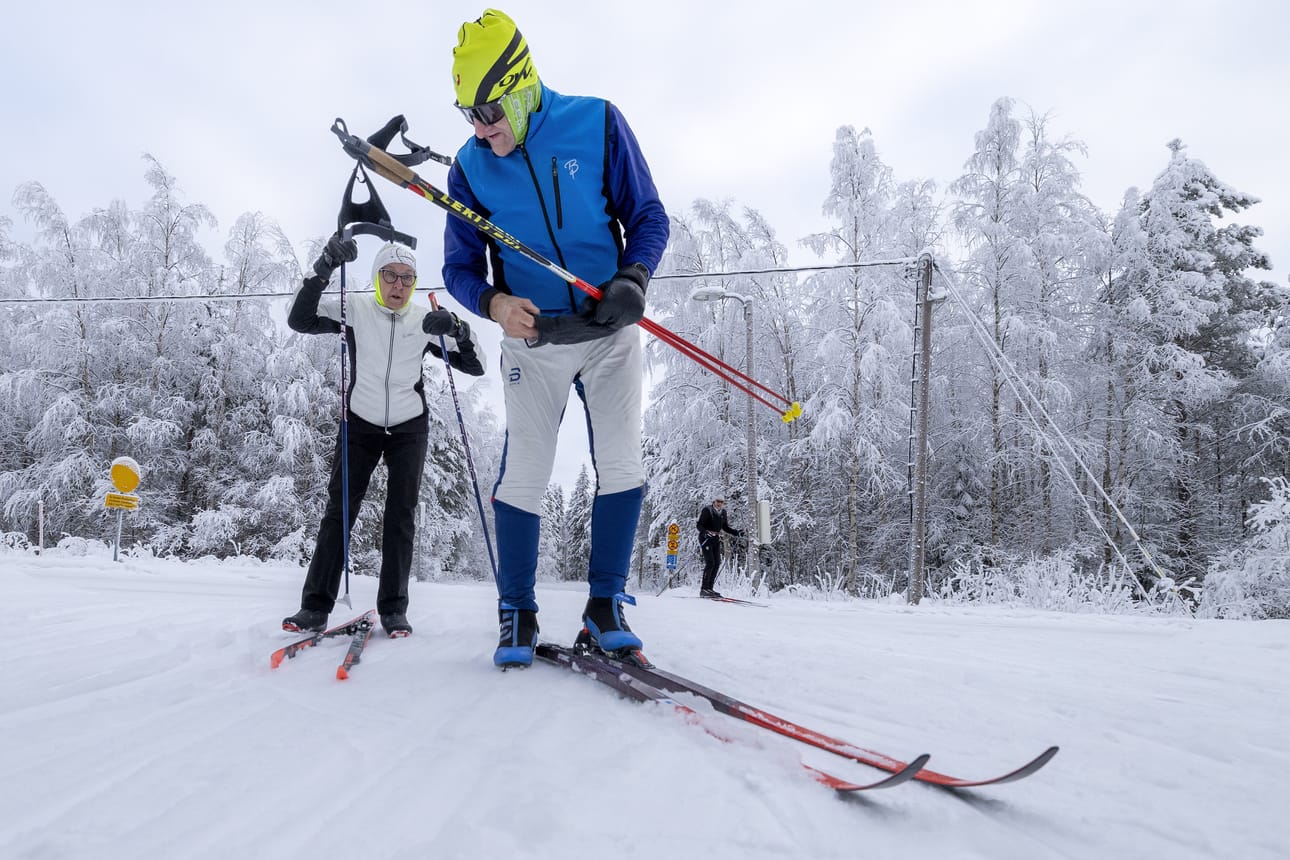 Marketta Leinonen ja Esko Leinonen pitävät Oulun latujen kuntoa tällä hetkellä hyvänä. Pakkaspäivän hiihtolenkki alkoi tällä kertaa Hiukkavaarasta.