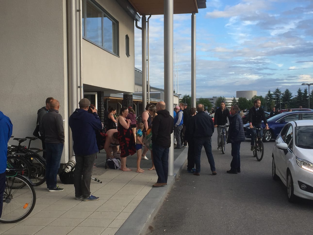 Ihmiset poistuivat hallista uimavarusteissaan.