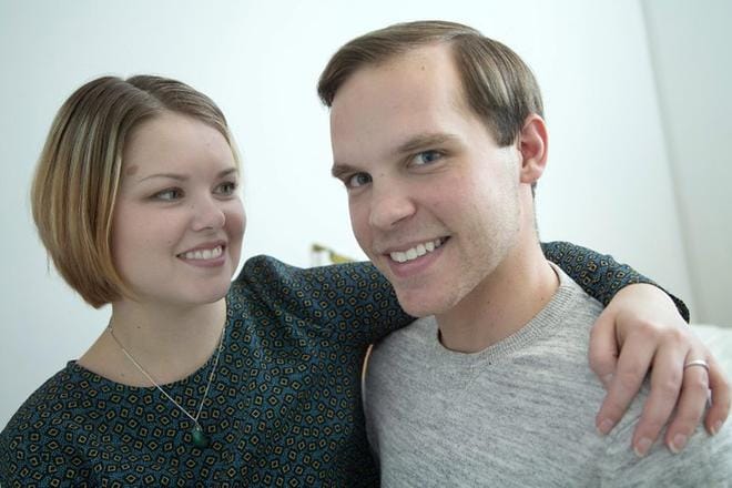 Kauhajokelaislähtöinen Heidi-Maria Akkala (o.s. Panula) ja amerikansuomalainen Tom Akkala kuvattiin Viikin kodissaan Helsingissä pari vuotta sitten. Pari tutustui toisiinsa Amerikan unelmavävy-ohjelmassa Yhdysvalloissa. Arkistokuva: Compic/Mauri Ratilainen