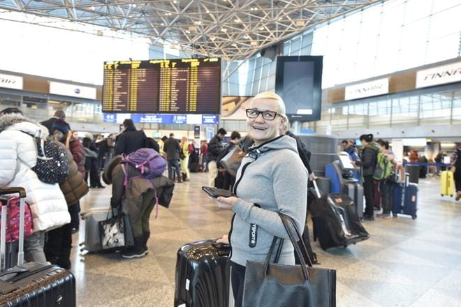 Joensuusta kotoisin oleva Sini Puustinen saapui Helsinki-Vantaan lentokentälle seitsemän tuntia ennen lennon lähtöä lakon takia. KUVA: KIMMO PENTTINEN