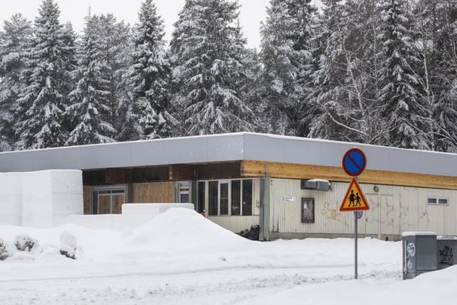 Vanha liikekiinteistö Muurahaistien ja Isolahdentien kulmassa peruskorjataan elokuussa avattavan kaupan käyttöön. KUVA: JARNO PELLINEN