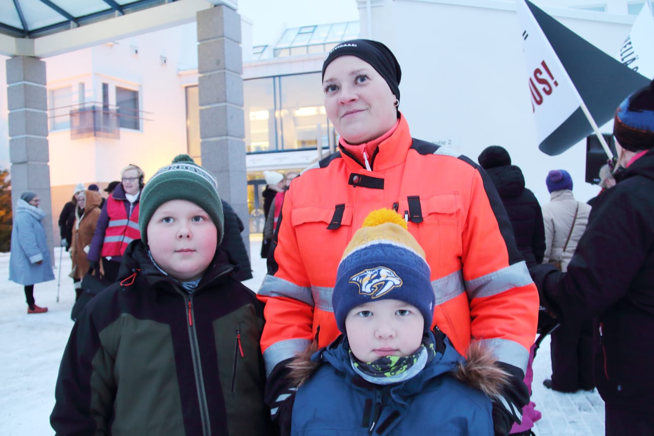 Oulaistelaiset Tanja, Topi ja Toni Suvanto lähtivät ottamaan vastaan ministeri Annika Saarikkoa. Pojille kyseessä oli ensimmäinen mielenosoitus.