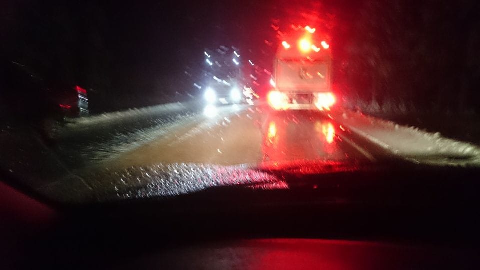 Kuusamon ja Kuolion välillä oli aamulla parikymmentä rekkaa jumissa.