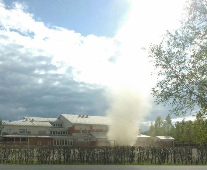 Kalevan lukija ikuisti perjantai-iltapäivällä Nivalan lukion kentälle muodostuneen pölypyörteen autonsa ikkunasta.