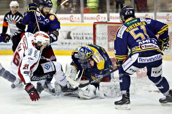 Lukossa puolustanut Steven Seigo (takana vas.) pysäytti Sportin Tommi Tikan tapaninpäivänä 2016. KUVA: KARI MANKONEN