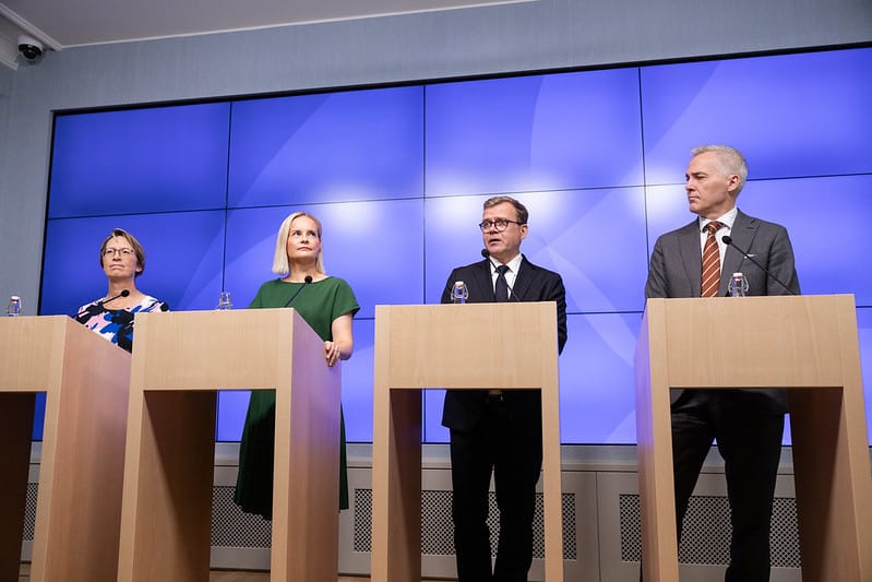 Hallituksen johtonelikko eli maa- ja metsätalousministeri Sari Essayah (kd.), valtiovarainministeri Riikka Purra (ps.), pääministeri Petteri Orpo (kok.) ja opetusministeri Anders Adlercreutz (r.) vakuutti budjettiriihen aluksi, että nyt on aika panna kevään kovat säästöpäätkset toimeen. Kuva: FANNI UUSITALO / VALTIONEUVOSTON KANSLIA