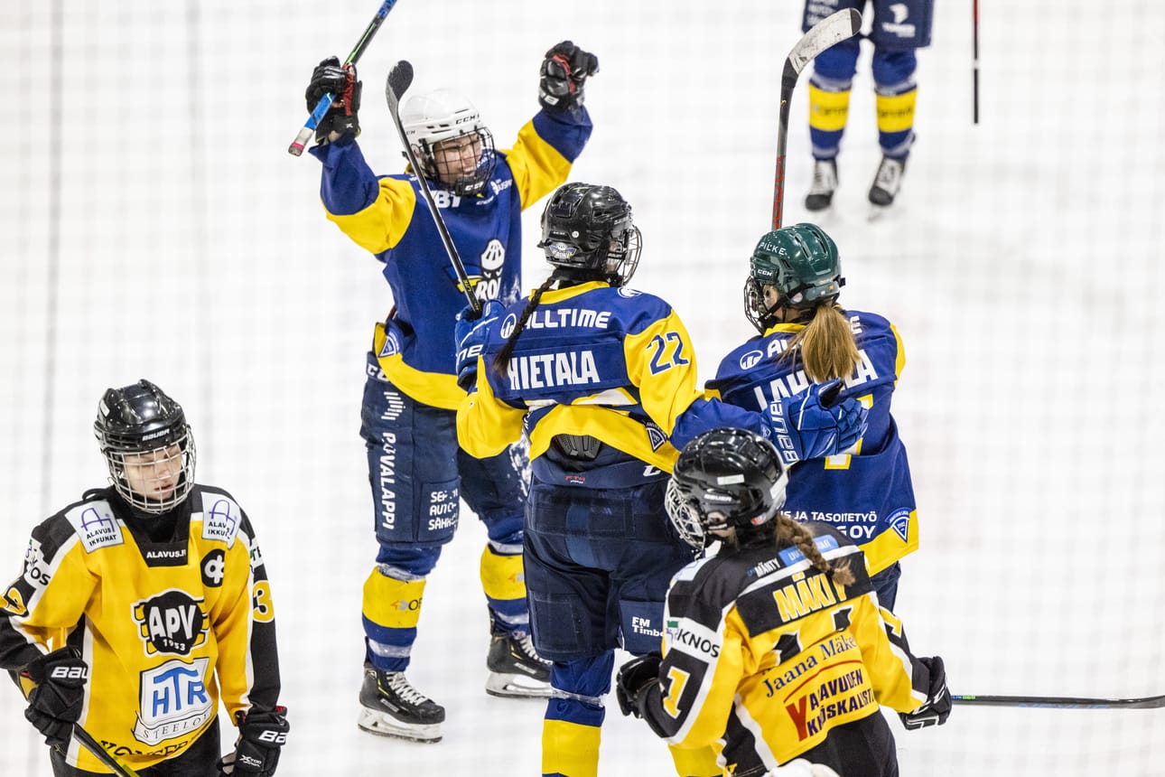 RoKi pääsi mättämään maaleja. Jenna Hietala tarjoili kaksi syöttöä, Ella Lahtela (oik.) teki tehot 2+2.