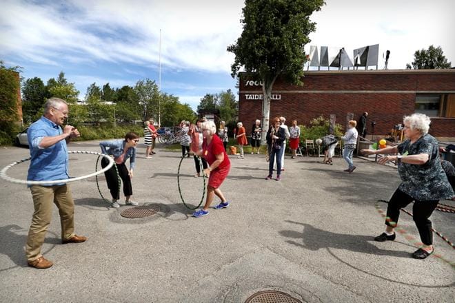 Kevätkauden viimeisessä tapaamisessa kokeiltiin sirkustemppuja. Hulavanteen pyöritys onnistui osalta jopa 50 vuoden tauon jälkeen. KUVAT: JOUKO HÄNNINEN