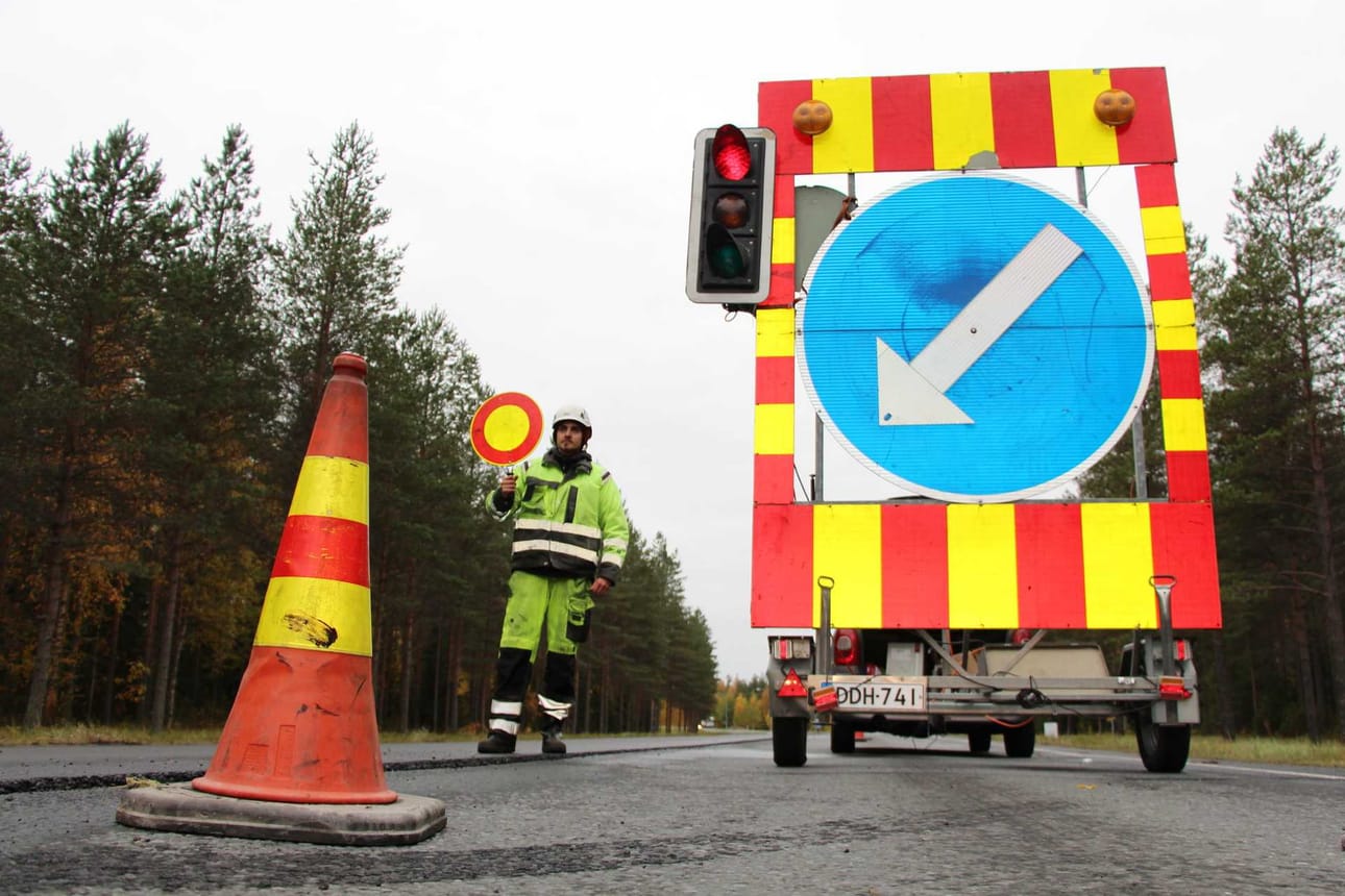 Sami Isokallio huolehtii liikennevirrasta tietyömaan pohjoispuolella Ouluntiellä.