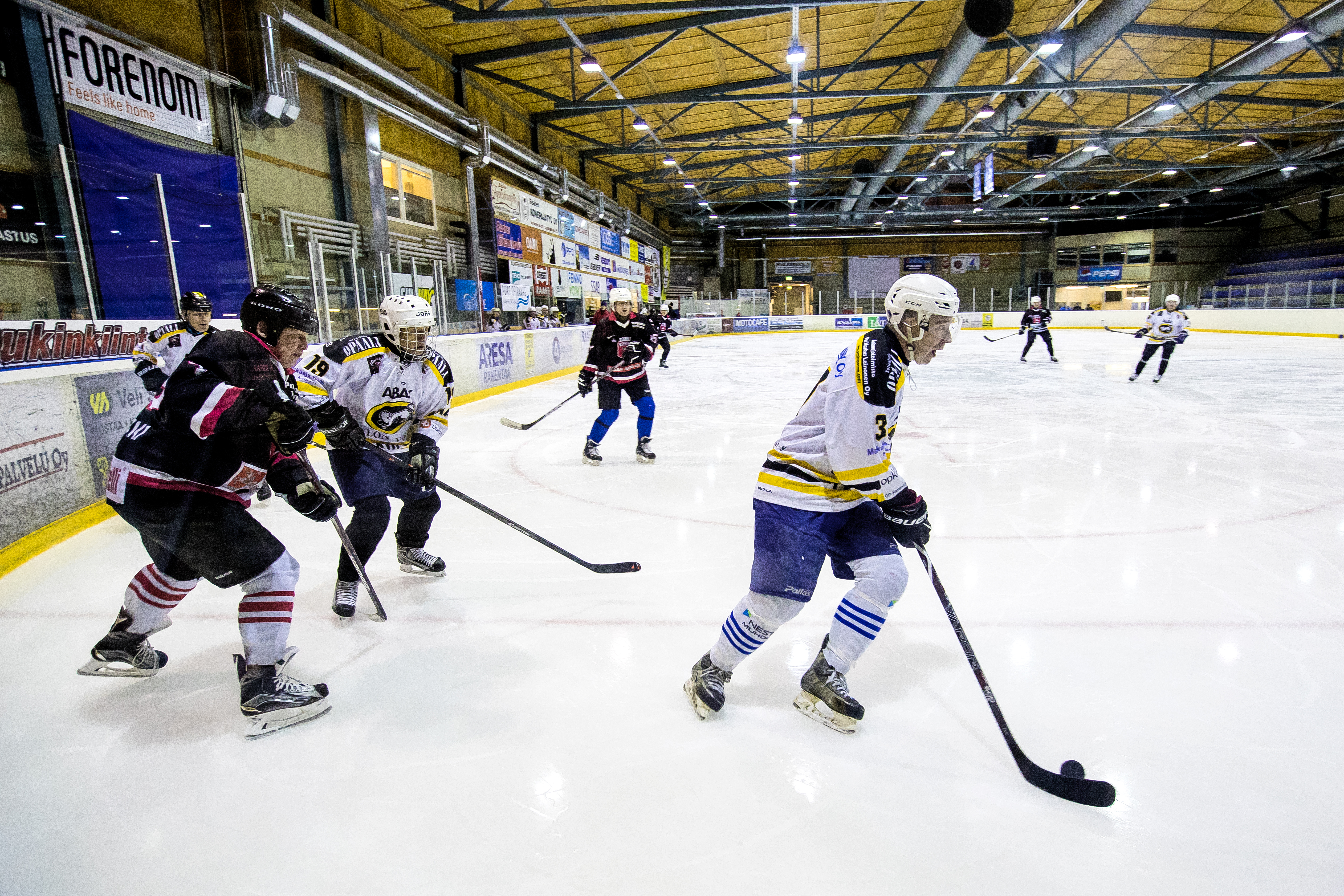 Raahen Kanuunat kohtasi Oulun Nitro-Kärpät ikämiesten jääkiekko-ottelussa.