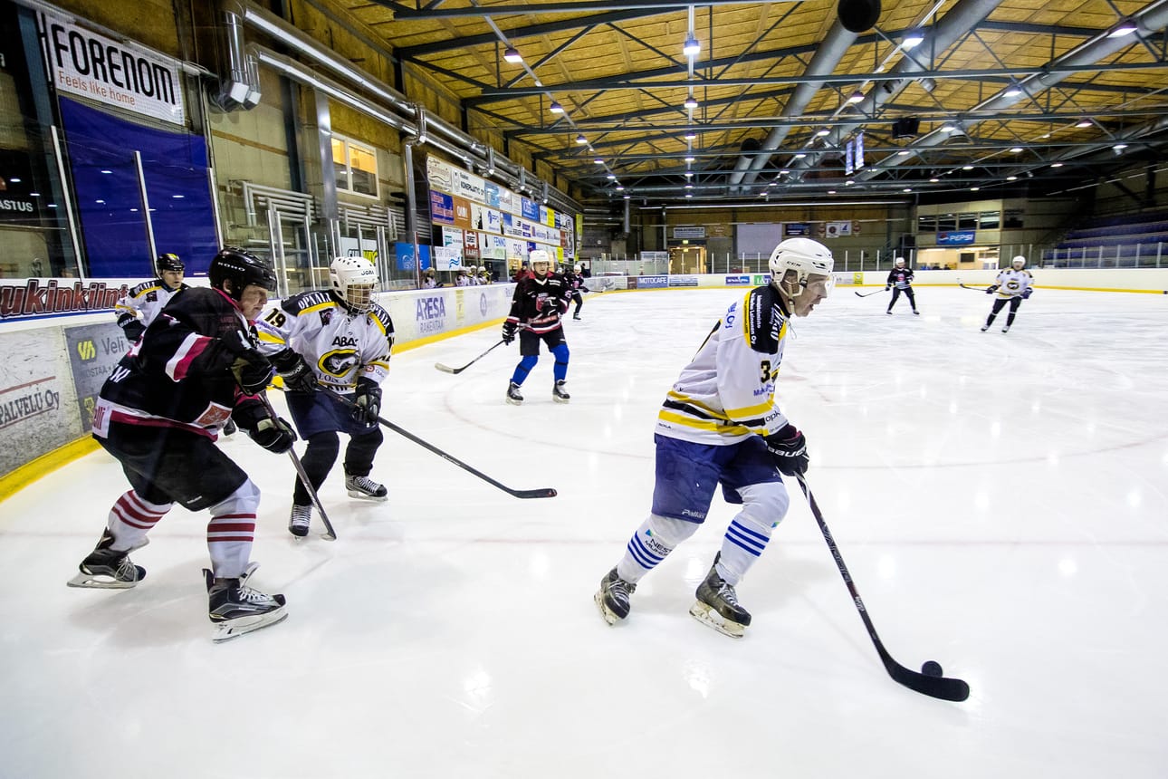 Raahen Kanuunat kohtasi Oulun Nitro-Kärpät ikämiesten jääkiekko-ottelussa.