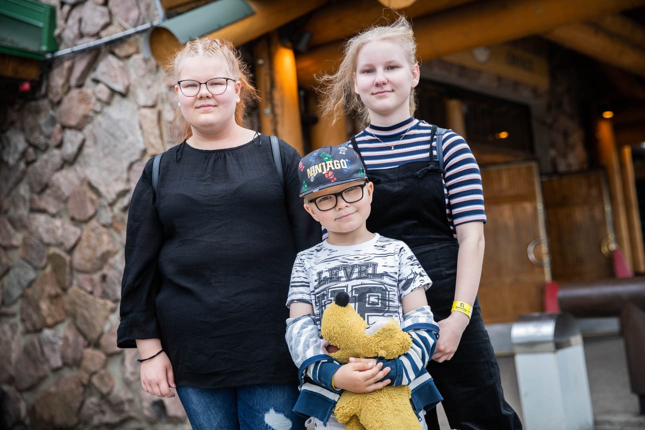 Eemeli Jumppanen (7), Venla Kinnunen (14) ja Viivi Kinnunen (17) vierailivat Joulupukin luona. Eemeli toivoi pukilta joululahjaksi Legoja.