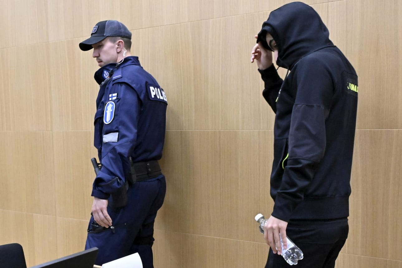 Espoon Puustellinmäen ampumistapauksen pääsyytetty saapui poliisin saattamana tiistaina Länsi-Uudenmaan käräjäoikeuden istuntoon Espoossa. LEHTIKUVA / Jussi Nukari