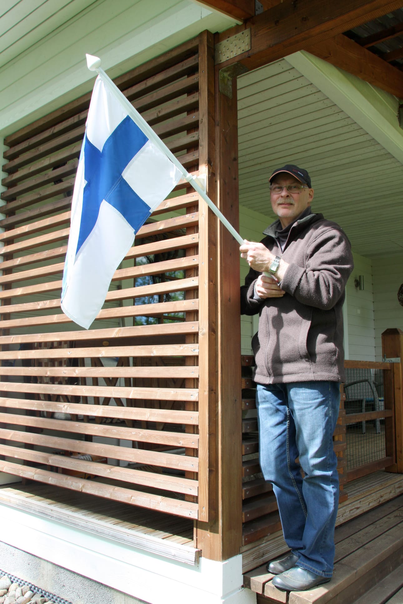 Suomen lipun saattaminen kesämökin salkoon on Risto Lehtoselle merkki siitä, että kesä on alkanut. Miehen loma alkoi sopivasti juhannuksen alla.