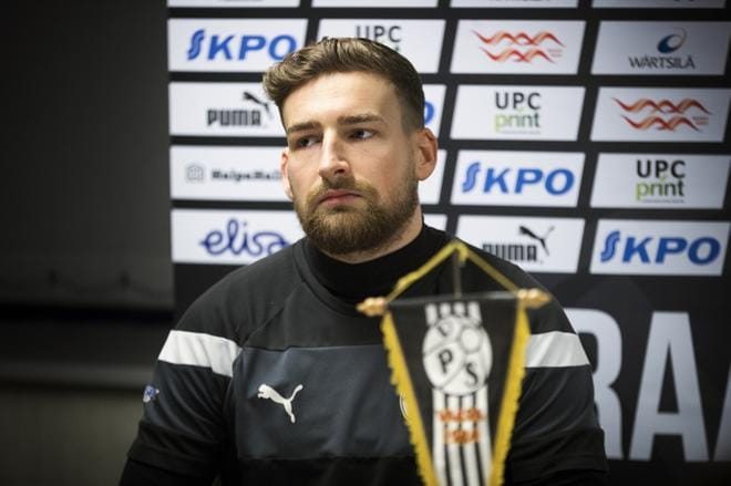 Martin Kompalla pitää vahvuuksinaan jalkapalloilussa sitä, että hän pystyy hyvin pelaamaan jalalla. Hän ajattelee olevansa siinä ehkä jopa yhtä hyvä kuin kenttäpelaajat. Kompalla pelaa myös korkealla ja on valmis katkaisemaan vastustajan läpisyötöt. KUVA: JARNO PELLINEN