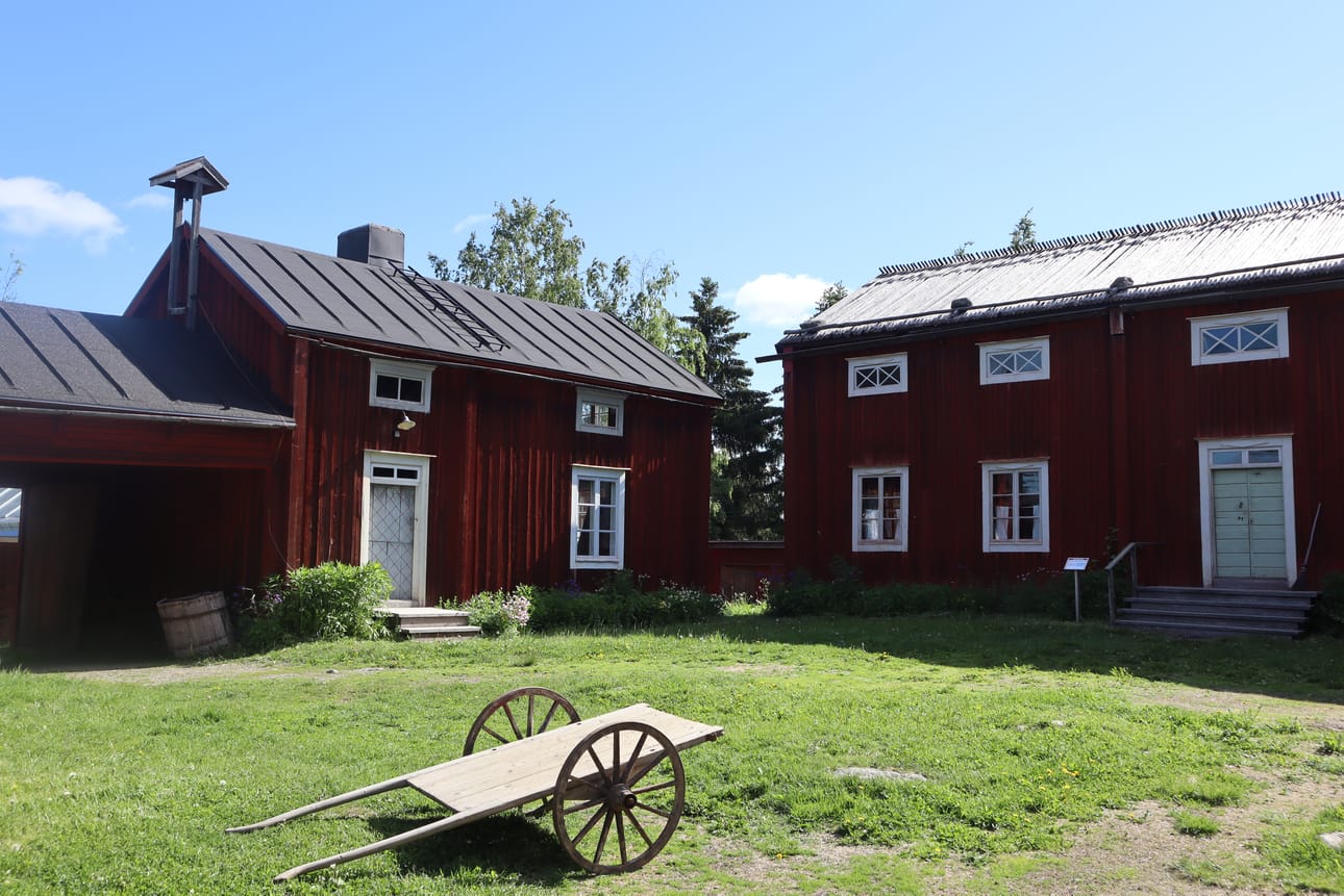 Pihapiiriä reunustavat eri rakennukset, jolloin oman pihan suojeleminen eläimiltä ja kutsumattomilta vierailta oli helpompaa.