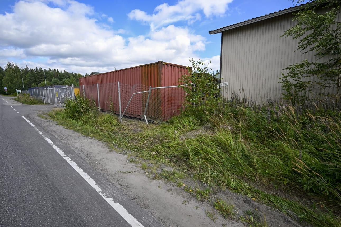 Metalliaitaa vääntyi törmäyspaikalla Palkkitiellä Hyrylän teollisuusalueella Tuusulassa. Hälytysajossa ollut poliisin tunnukseton henkilöauto kiilasi lauantaina nuoren mopoilijan ojaan kovavauhtisessa takaa-ajotilanteessa.