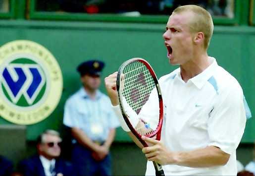Lehtikuva Australian LleytonHewitt riemuitsee, kunhän on voittanut ensimmäisen kierroksen ottelussaan Ruotsin Jonas Björkmanin.