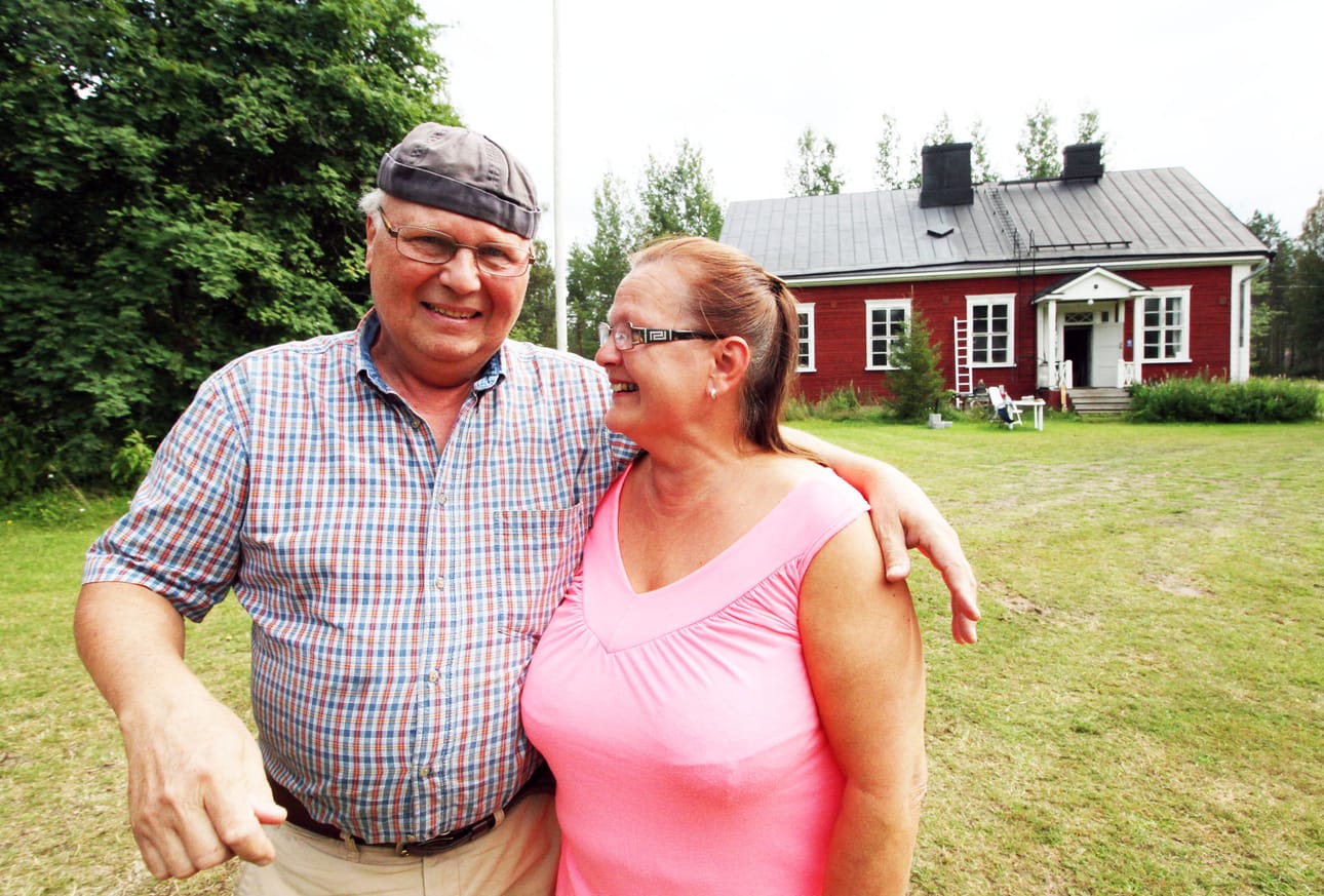 Rantalakeus kertoi viime kesänä Jouko ja Riitta Korkalan kunnostusprojektista. Taustalla Rauhion koulu, missä järjestetään avoimet ovet ensi viikolla.
