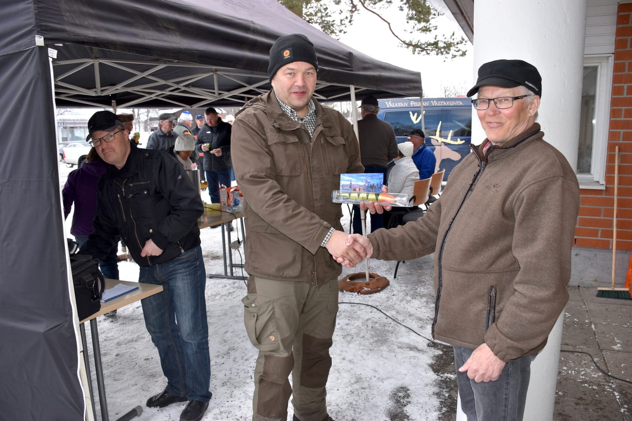 Avajaisissa Aimo Määttä (oik.) lahjoitti uudelle yrittäjälle Marko Poroputaalle uistimen.