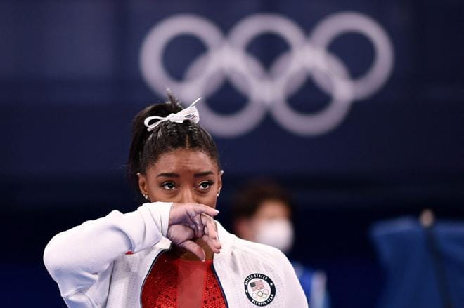 Yhdysvaltain supertähti Simone Biles joutui jättämään joukkuekilpailun kesken tiistaina. Kuva: Lehtikuva / AFP