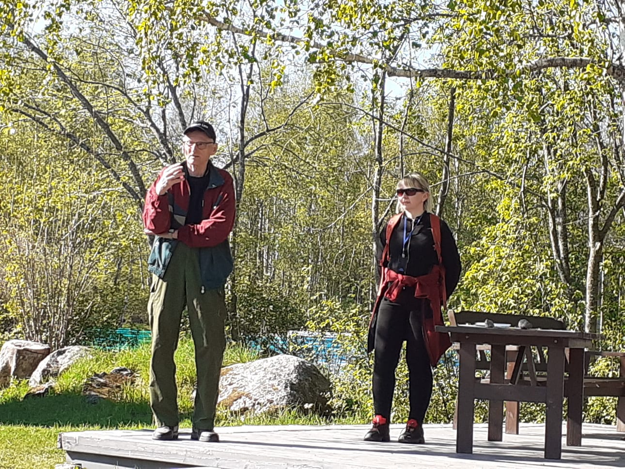 Olavi Laitalan mielestä itäistä Vaasaa kannattaa kehittää, koska kaupunki kasvaa siihen suuntaan. Hänen vieressään seisoo Anne Majaneva.